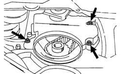 Места крепления нижней крышки зубчатого приводного ремня (на двигателях выпуска с мая 1998 г. используется соответственно по одному винту слева и справа)